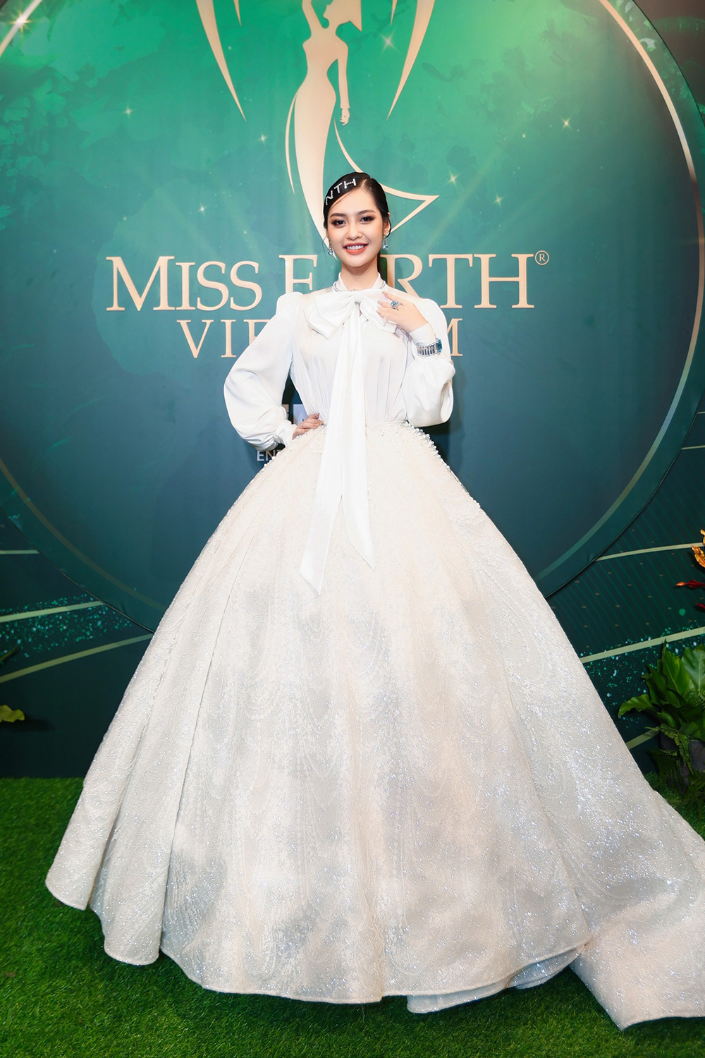 Harper's Bazaar_Nông Thúy Hằng dự họp báo Miss Earth Vietnam_03