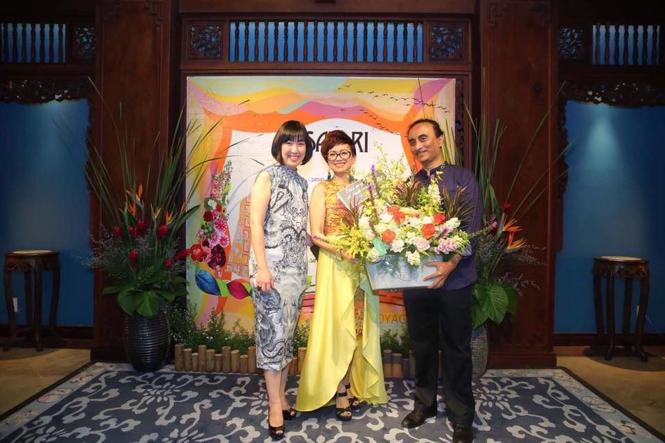 Nhà thiết kế Hồ Trần Dạ Thảo (váy vàng)
