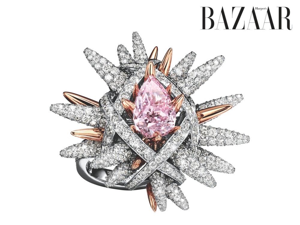 Nhẫn với tâm điểm là viên kim cương Fancy màu hồng ánh tím, kim cương, bạch kim và vàng vàng 18k. 