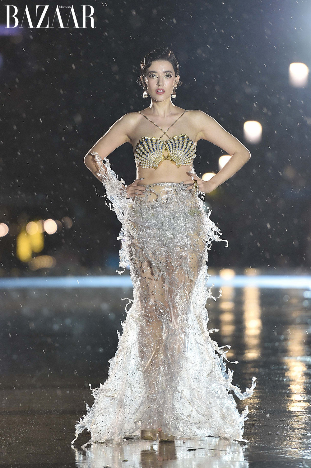 Á hậu Hoàn vũ Nhật Bản - Megumi Wilson cùng dàn thí sinh Hoa hậu Đại dương Việt Nam 2023 catwalk dưới mưa trong show diễn thời trang Blue Ocean