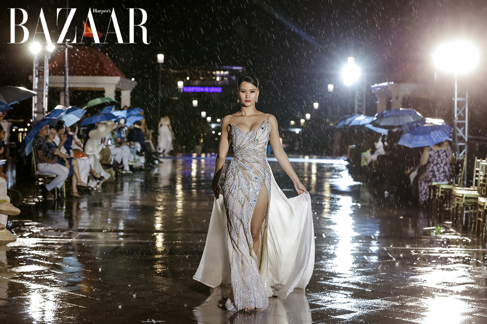 Hương Ly cùng dàn thí sinh Hoa hậu Đại dương Việt Nam 2023 catwalk dưới mưa trong show diễn thời trang Blue Ocean