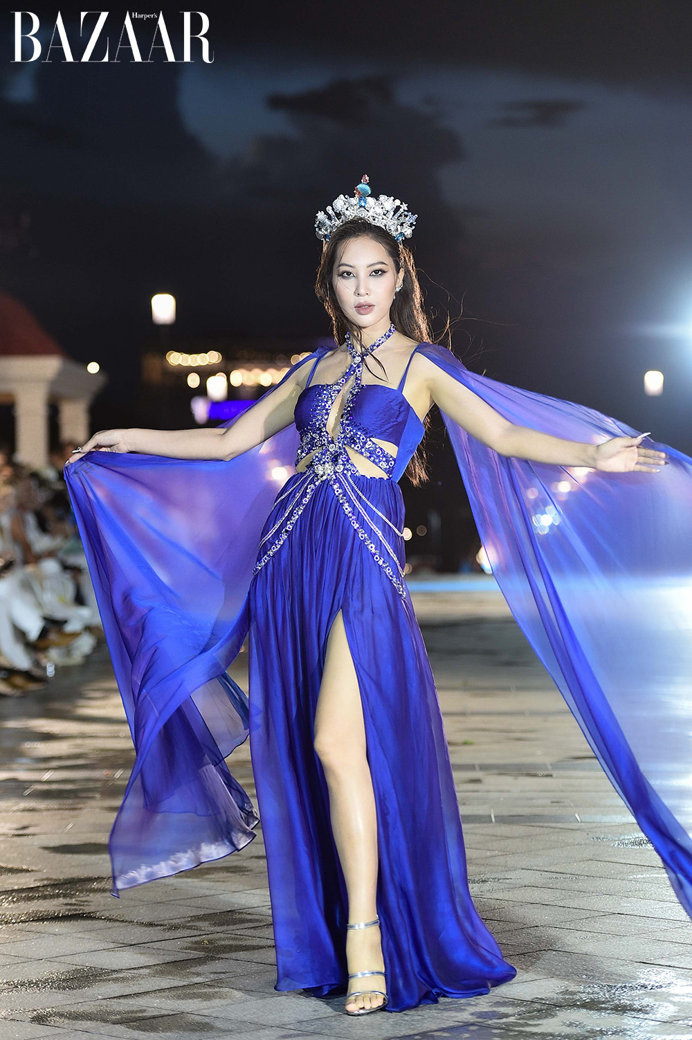Hoa khôi Áo dài Diệu Ngọc cùng dàn thí sinh Hoa hậu Đại dương Việt Nam 2023 catwalk dưới mưa trong show diễn thời trang Blue Ocean