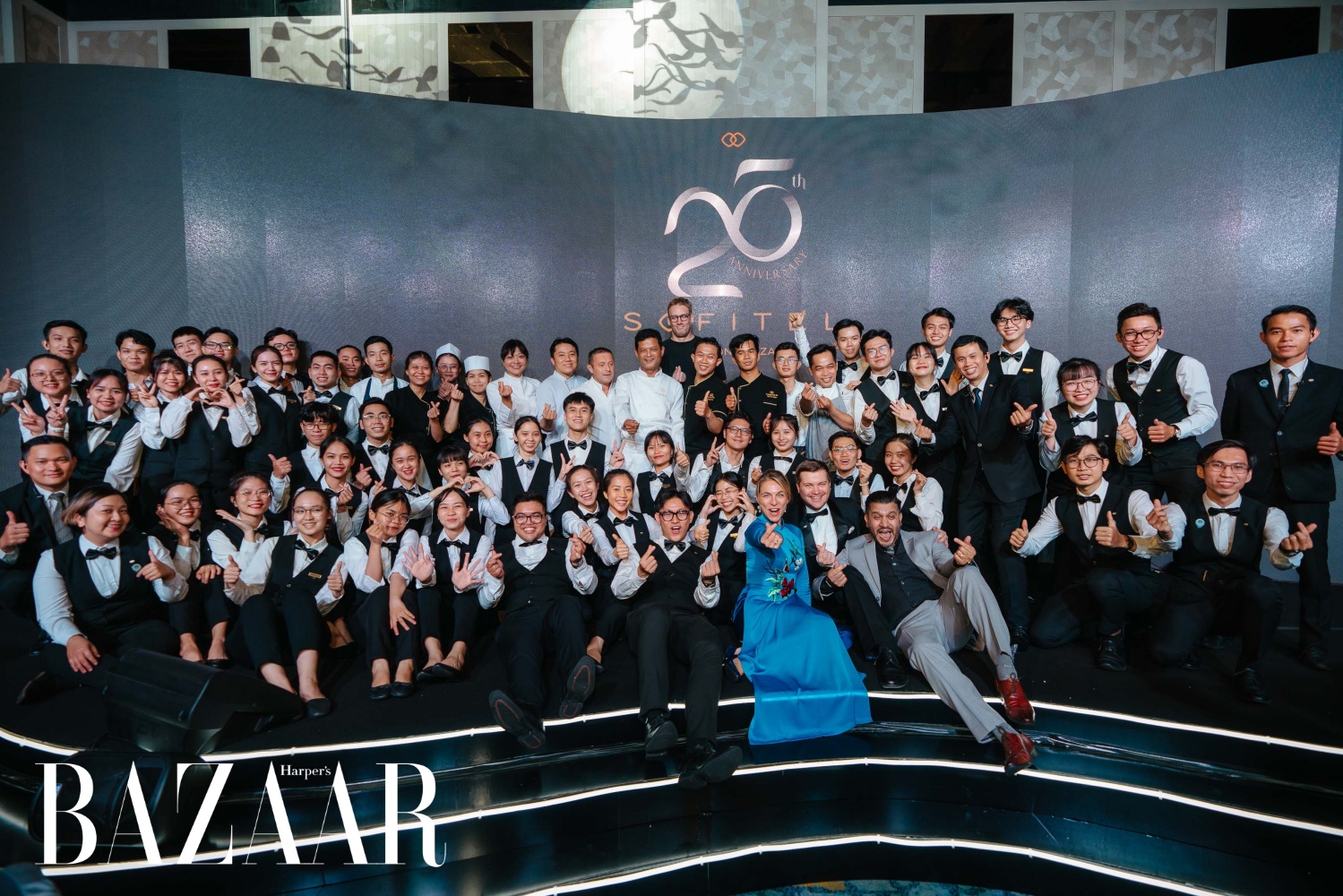 Maud Bailly (áo dài xanh) và đội ngũ Sofitel Saigon Plaza trong gala kỷ niệm 25 năm thành lập 