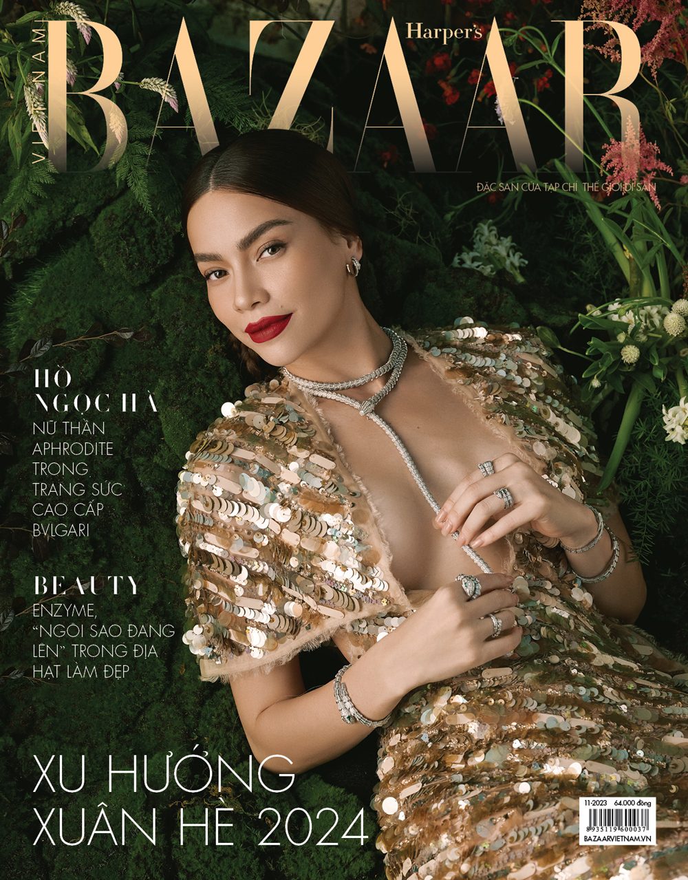 Hồ Ngọc Hà trên trang bìa Harper's Bazaar Việt Nam 11–2023. Trang sức, Bulgari Serpenti. Đầm, Công Trí 