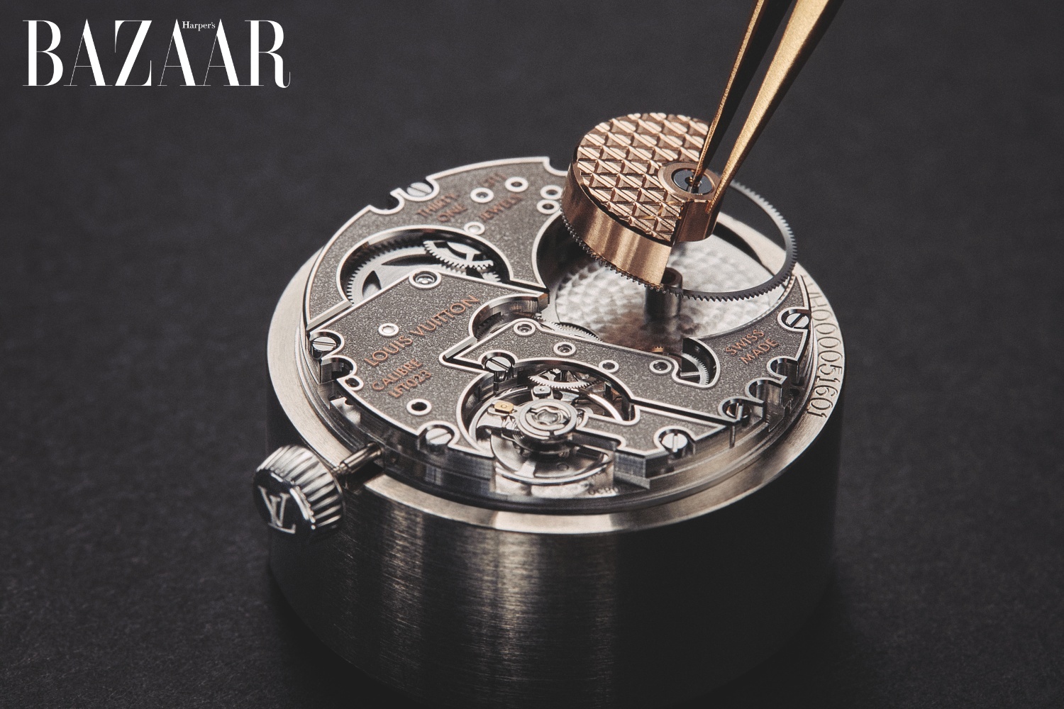 Đồng hồ Tambour trang bị bộ máy LFT023, bộ chuyển động ba kim tự động độc quyền của Louis Vuitton 