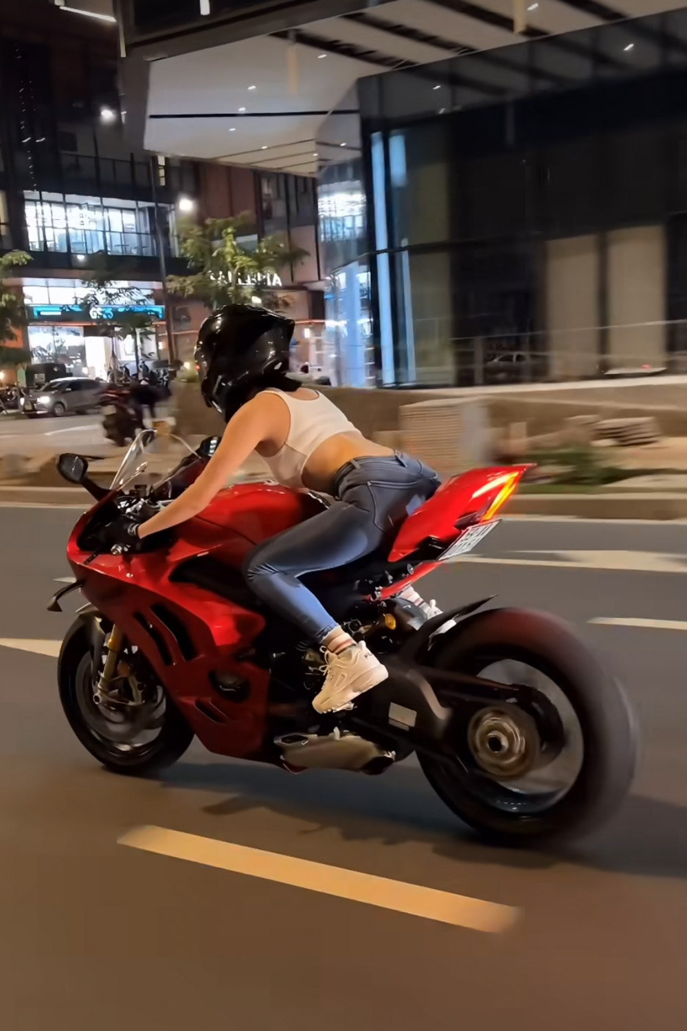 Harper's Bazaar_Ngọc Trinh thả hai tay lái mô tô có vi phạm pháp luật_04