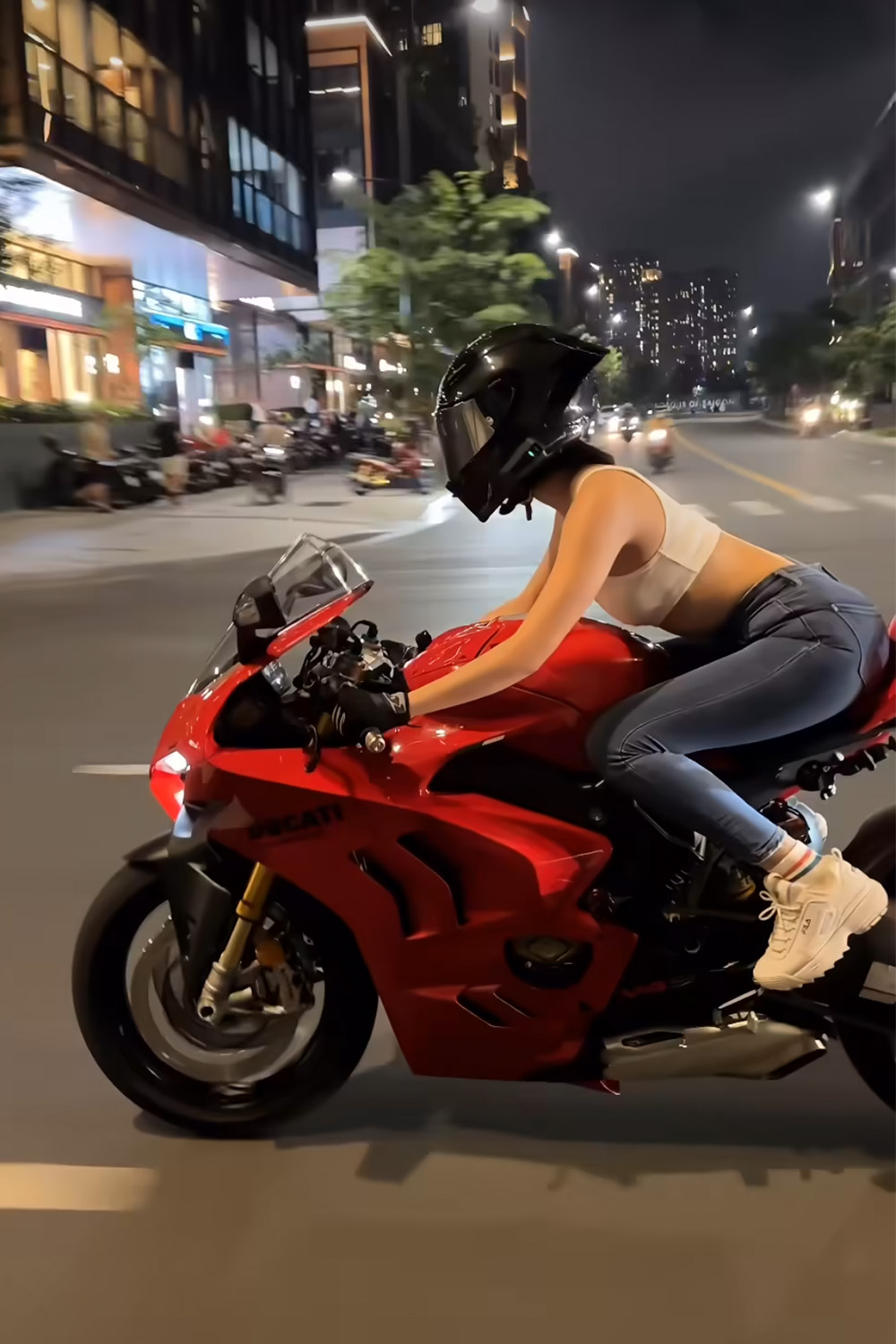 Harper's Bazaar_Ngọc Trinh thả hai tay lái mô tô có vi phạm pháp luật_05