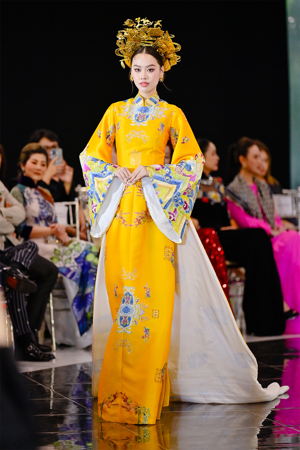 Harper's Bazaar_Đạo diễn Hoàng Nhật Nam ước mơ quảng bá áo dài tại VBFF6_02
