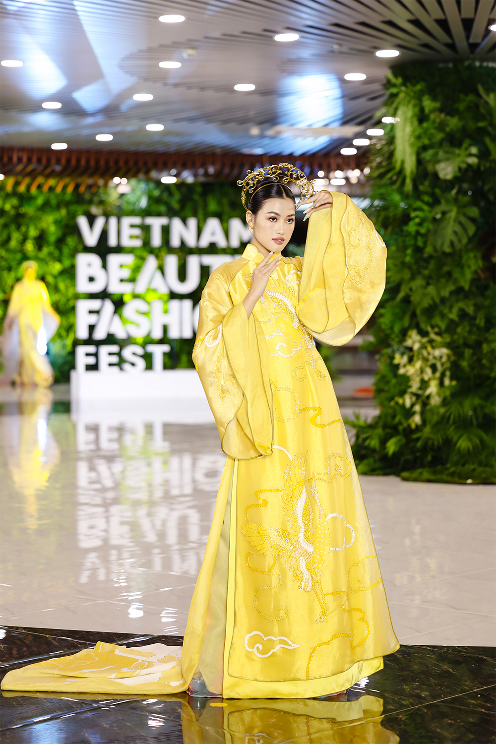 Harper's Bazaar_Đạo diễn Hoàng Nhật Nam ước mơ quảng bá áo dài tại VBFF6_01