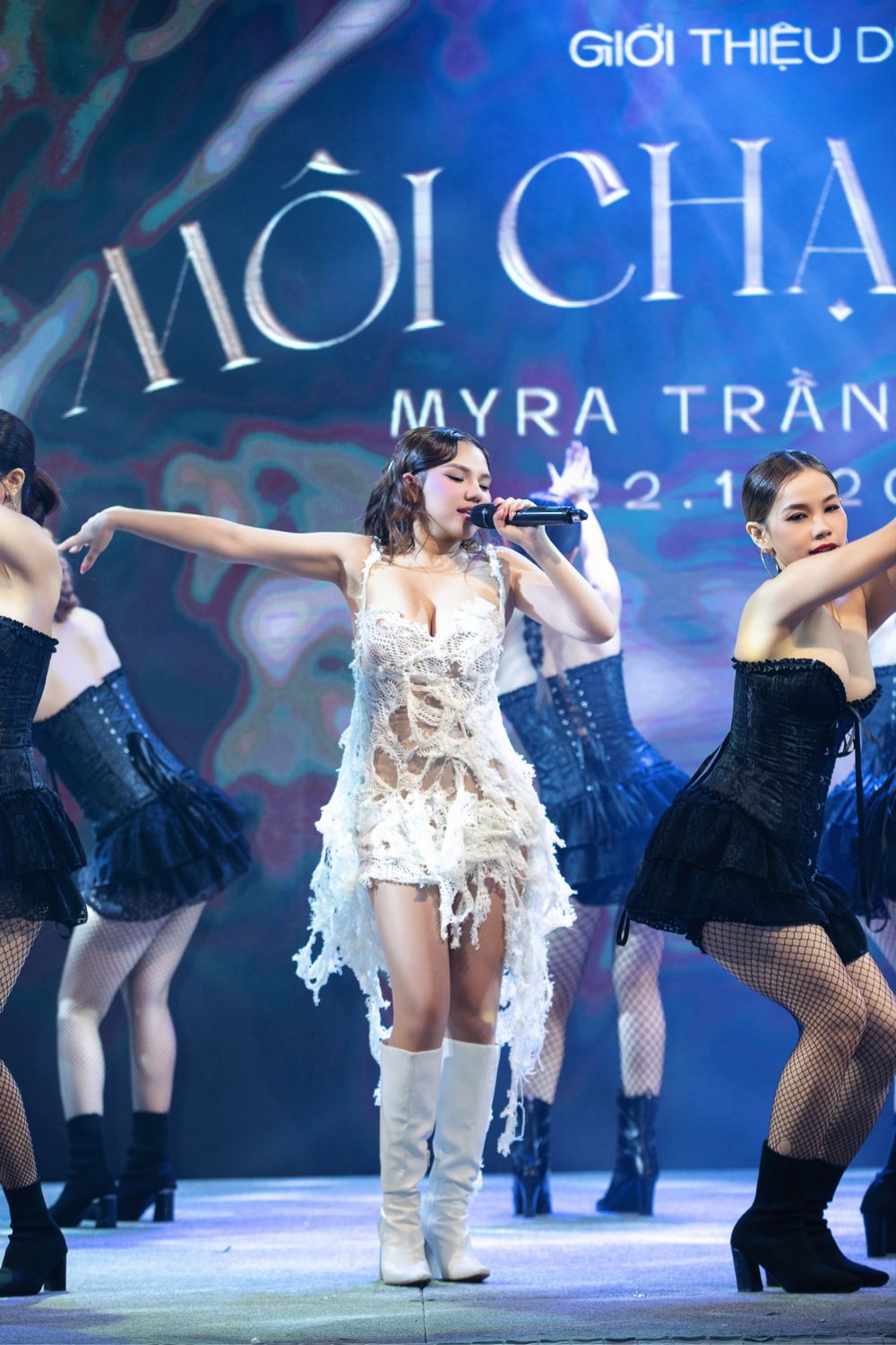 Myra Trần ra mắt MV Môi Chạm Môi