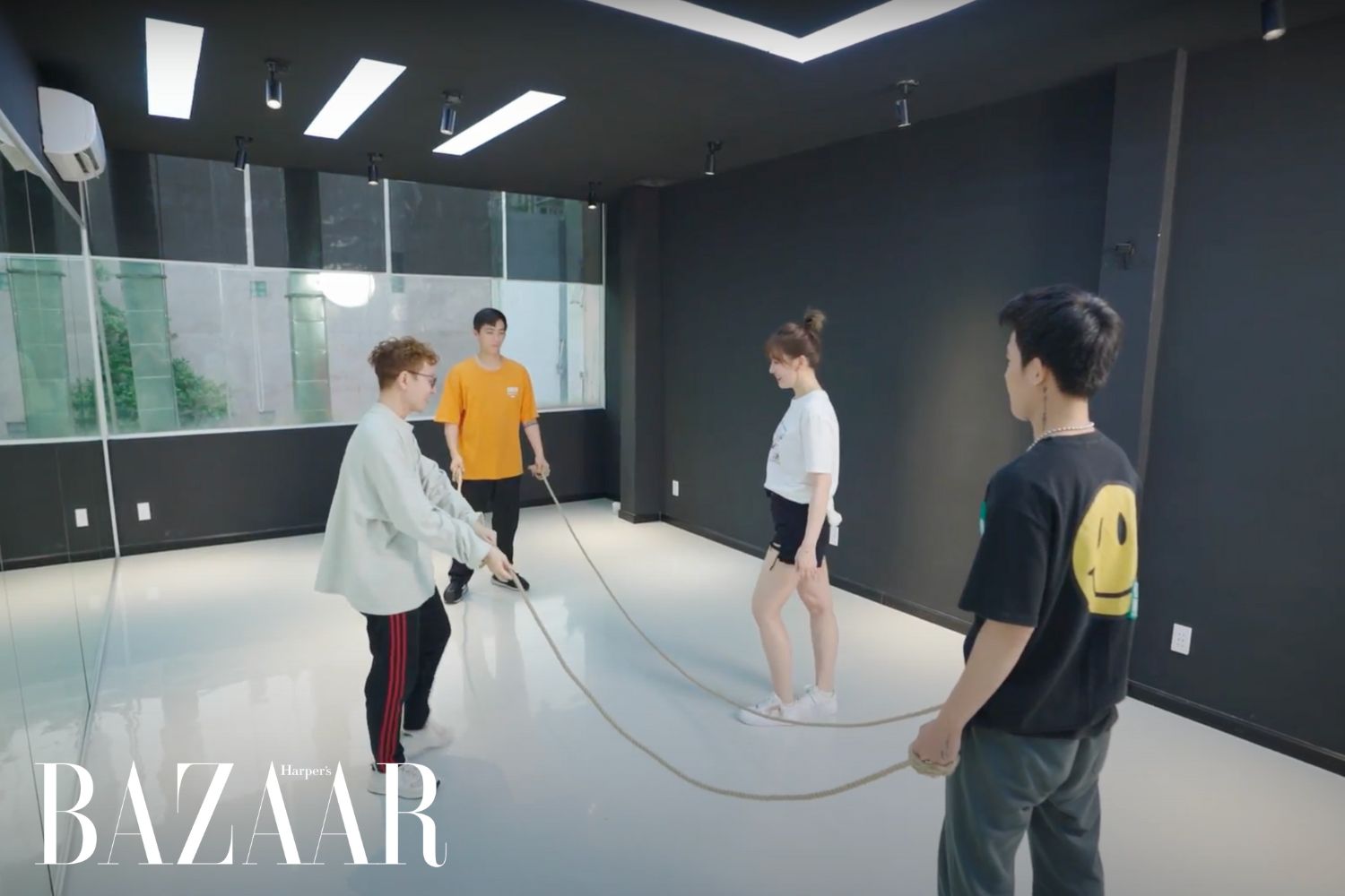 S.T Sơn Thạch và Hari Won đối mặt với thử thách trong tập đầu tiên Dancing Heart