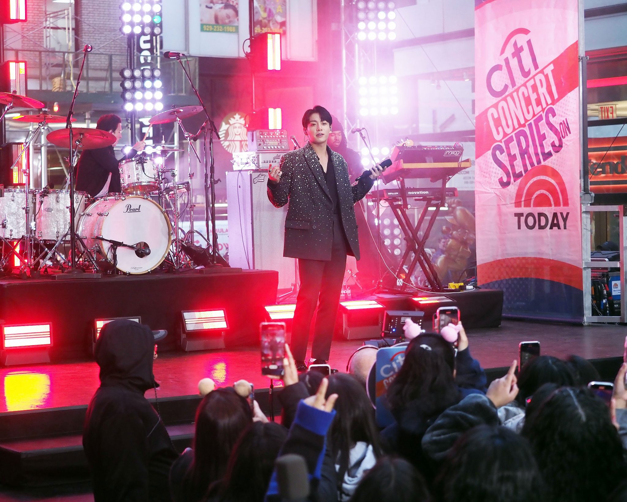 Jungkook (BTS) biểu diễn live trên "Today Show" khiến hàng nghìn fan