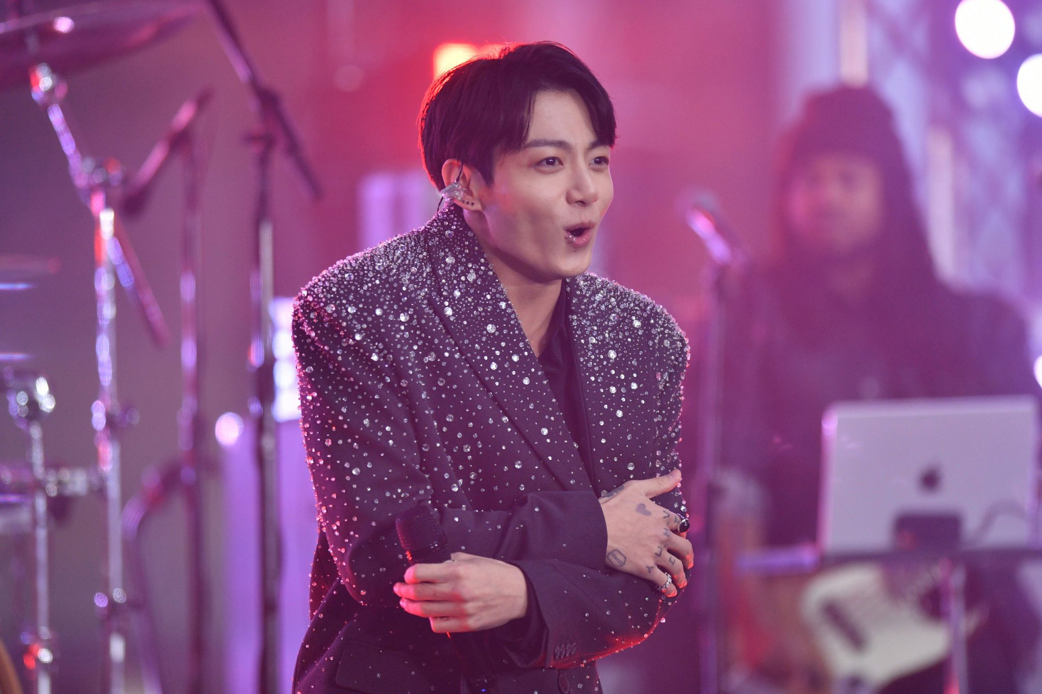 Jungkook (BTS) biểu diễn live trên "Today Show" khiến hàng nghìn fan