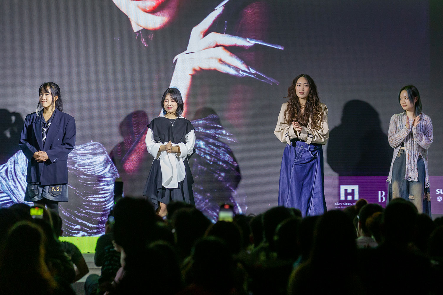 Top 4 của giải Harper's Bazaar Vietnam NewGen Fashion Award 2023. Từ trái sang: Mai Lê Lan Ý, Lỗ Thị Thanh Dung, Nguyễn Thu Trang và Bùi Lê Ngọc Vy. Ảnh: Đoàn Nhân Đức