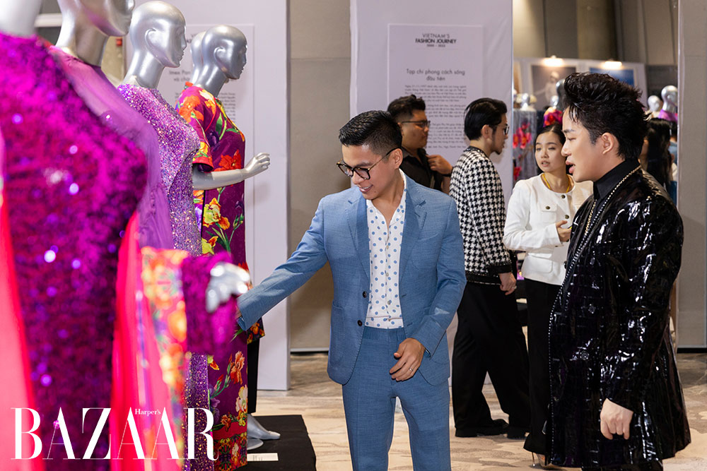 Adrian Anh Tuấn và Sơn Đoàn tại buổi Triển lãm Vietnam's Fashion Journey. Nguồn: Kiếng Cận Team
