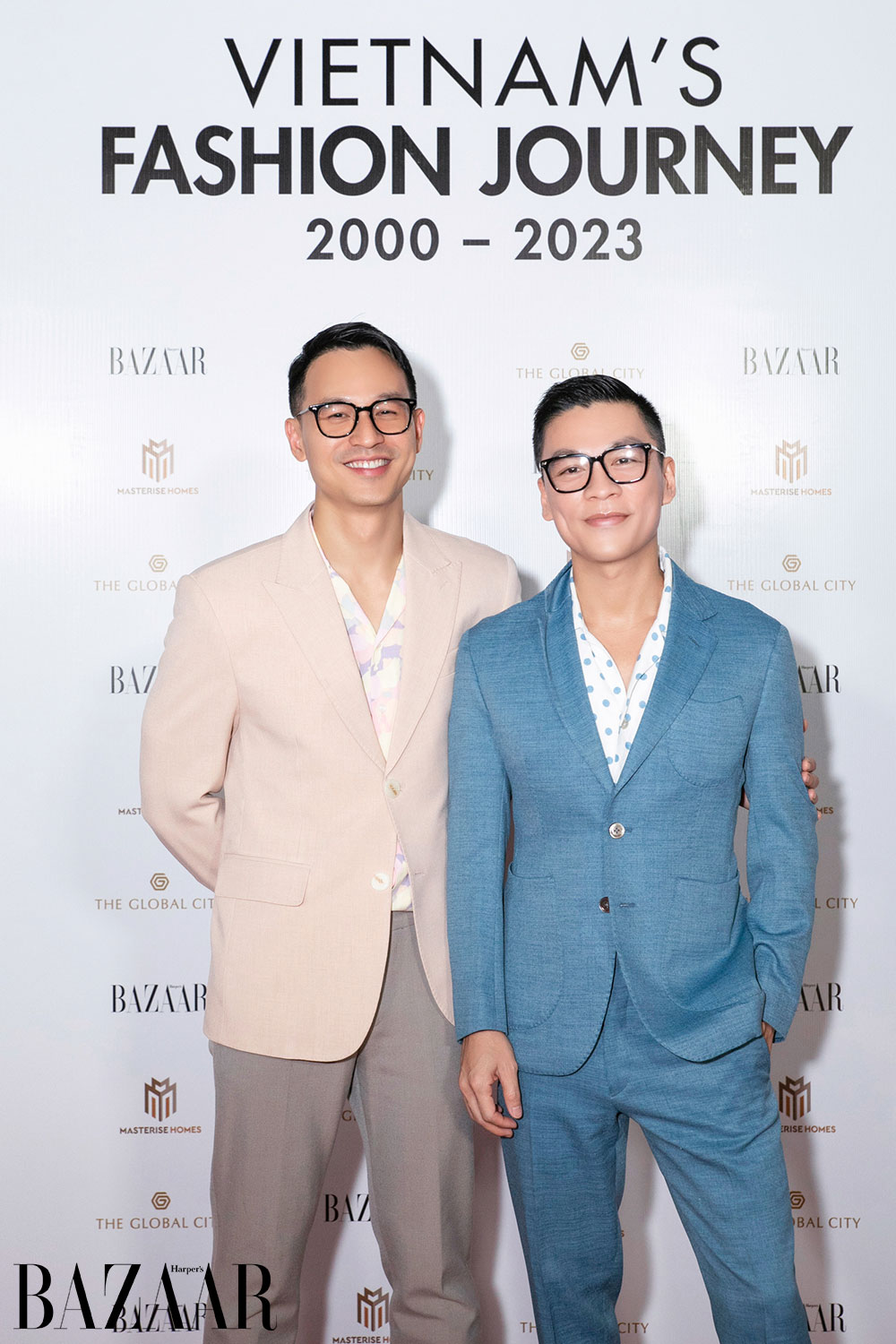Adrian Anh Tuấn và Sơn Đoàn tại buổi Triển lãm Vietnam's Fashion Journey. Ngồn: Kiếng Cận Team