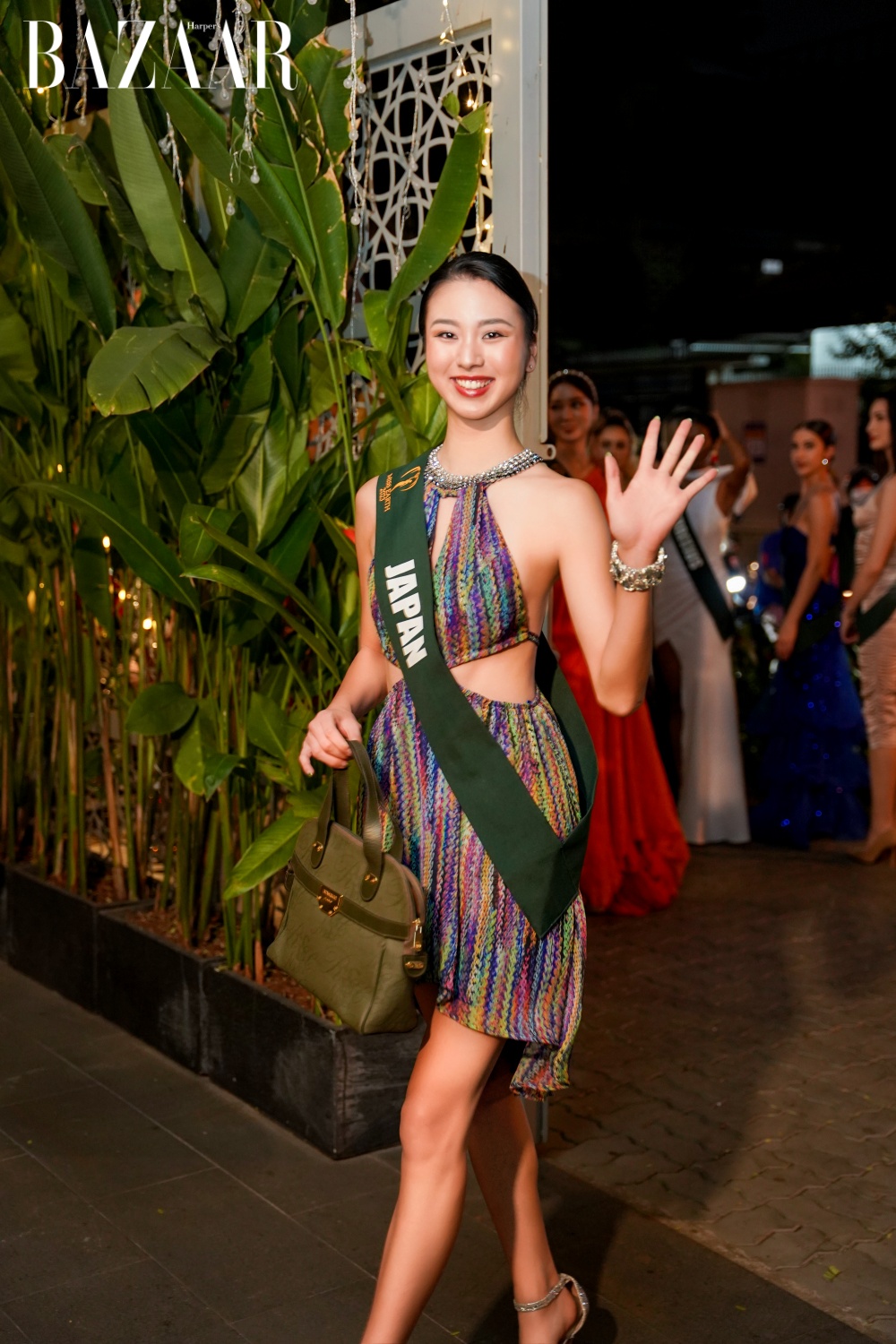 20 thí sinh Miss Earth ghé thăm The House of Fashion. Trong ảnh là Miss Earth Nhật Bản. 