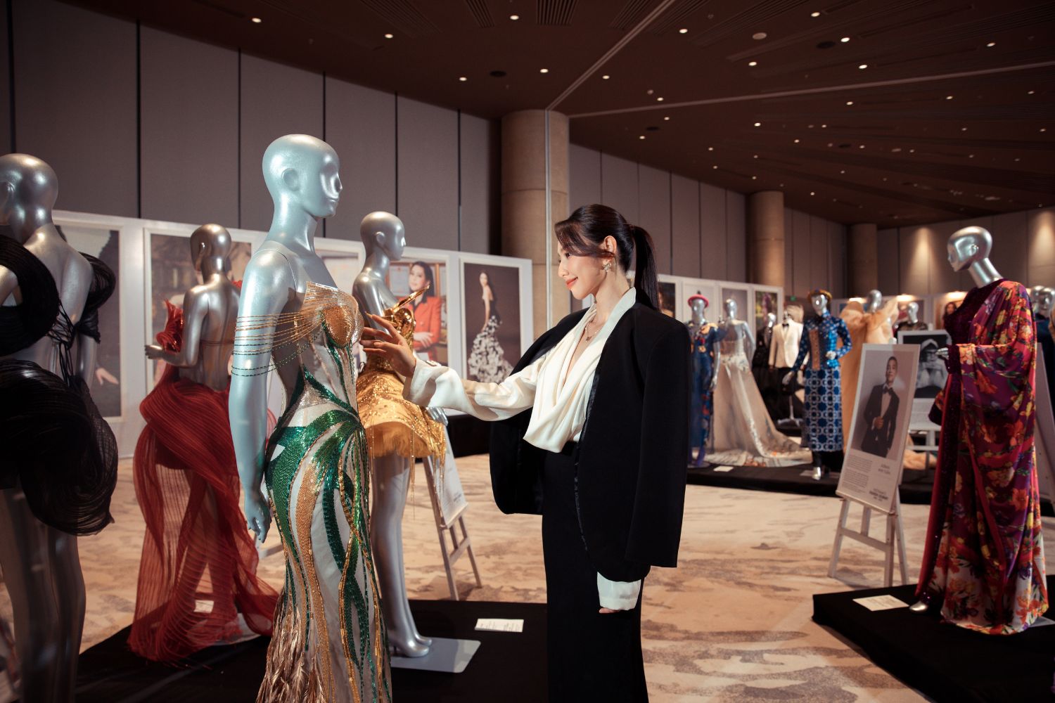 Chiếc đầm final walk tại Miss Grand Vietnam của nhà thiết kế Đỗ Long tại triển lãm.