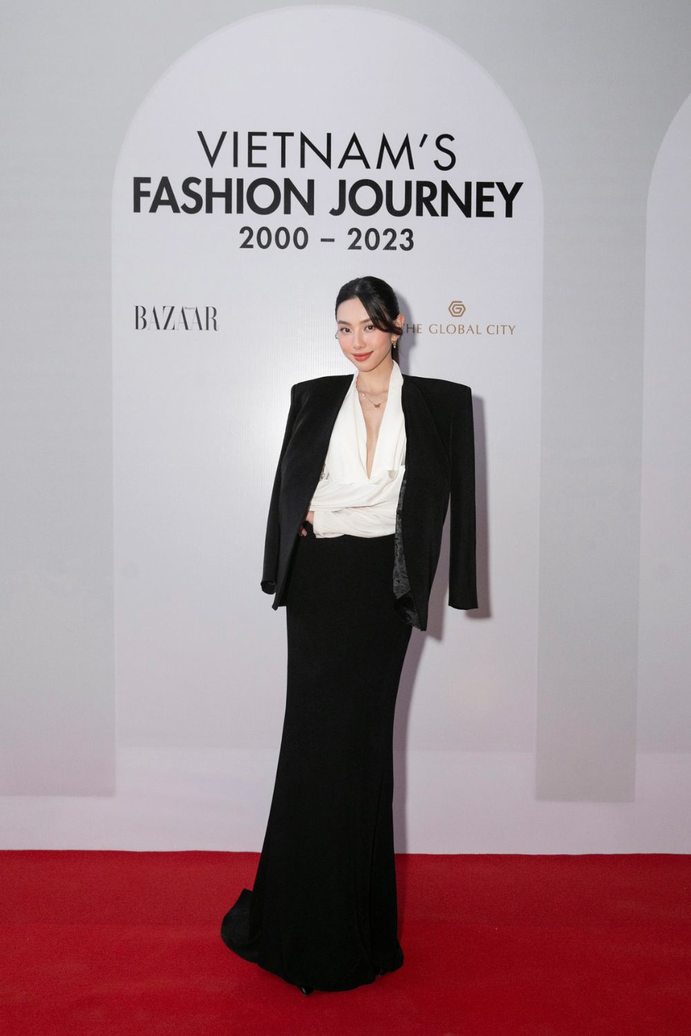 Hoa hậu Thùy Tiên xuất hiên rạng rỡ tại thảm đỏ Vietnam’s Fashion Journey 2000–2023.