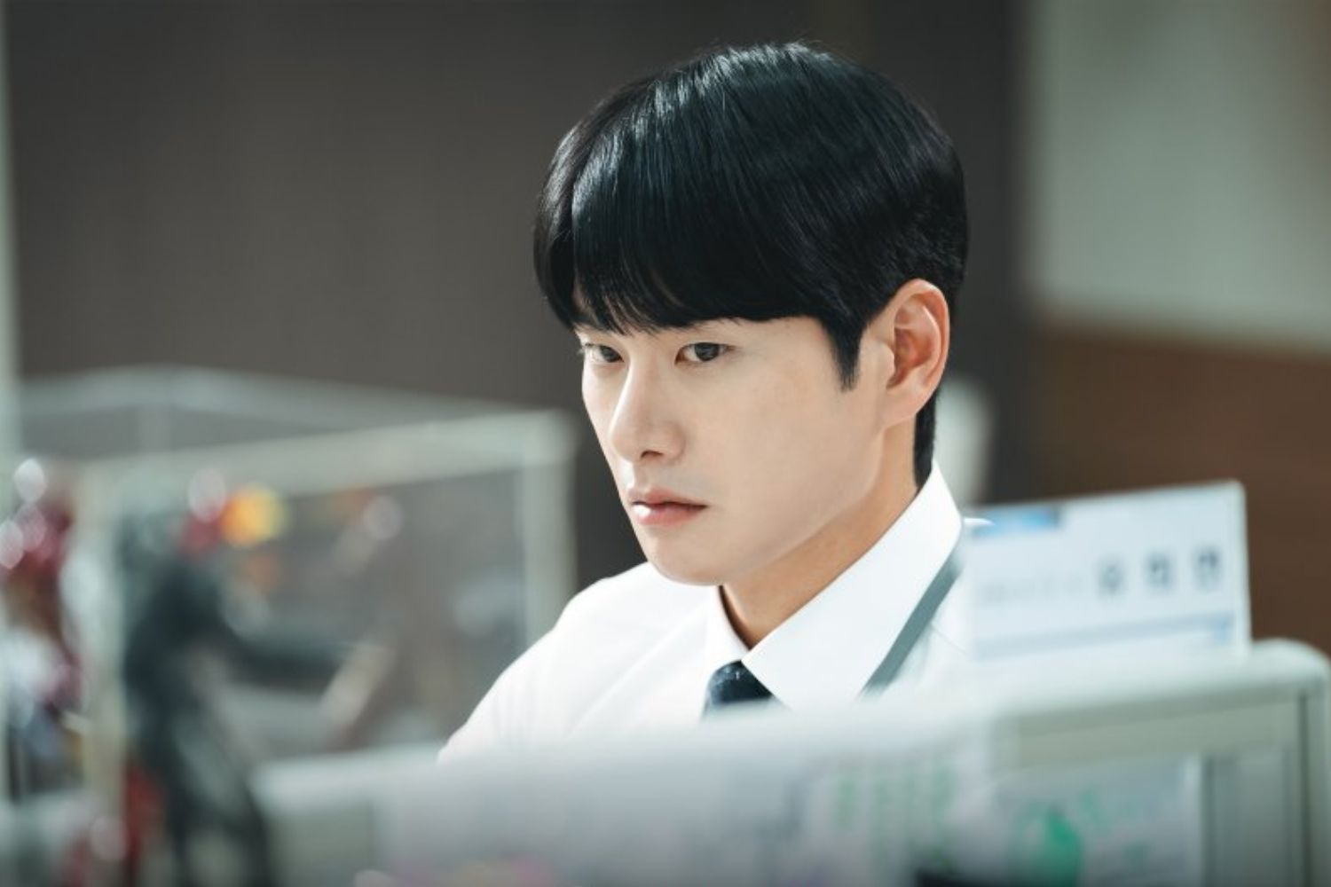 Lee Yi Kyung thủ vai Park Min Hwan trong Marry My Husband
