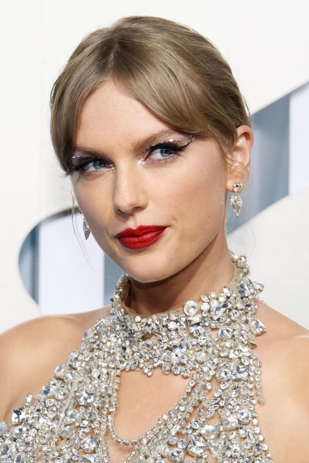 Phong cách trang điểm đính đá của Taylor Swift.