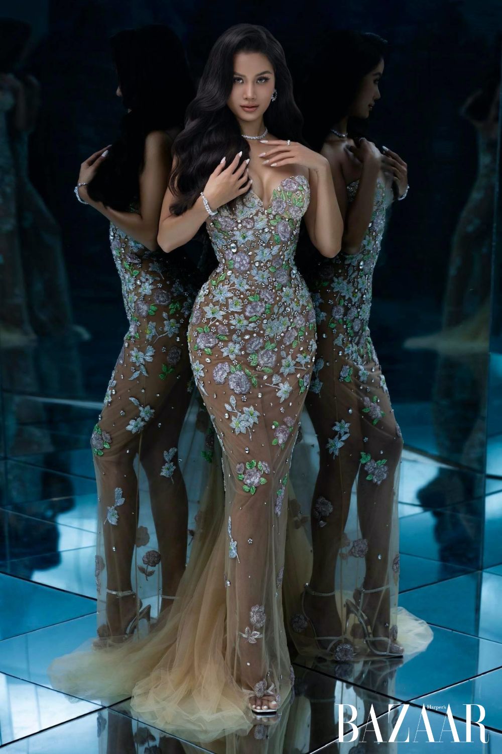 Váy pha lê và cườm hoạ tiết hoa Lily của nhà thiết kế trần hùng