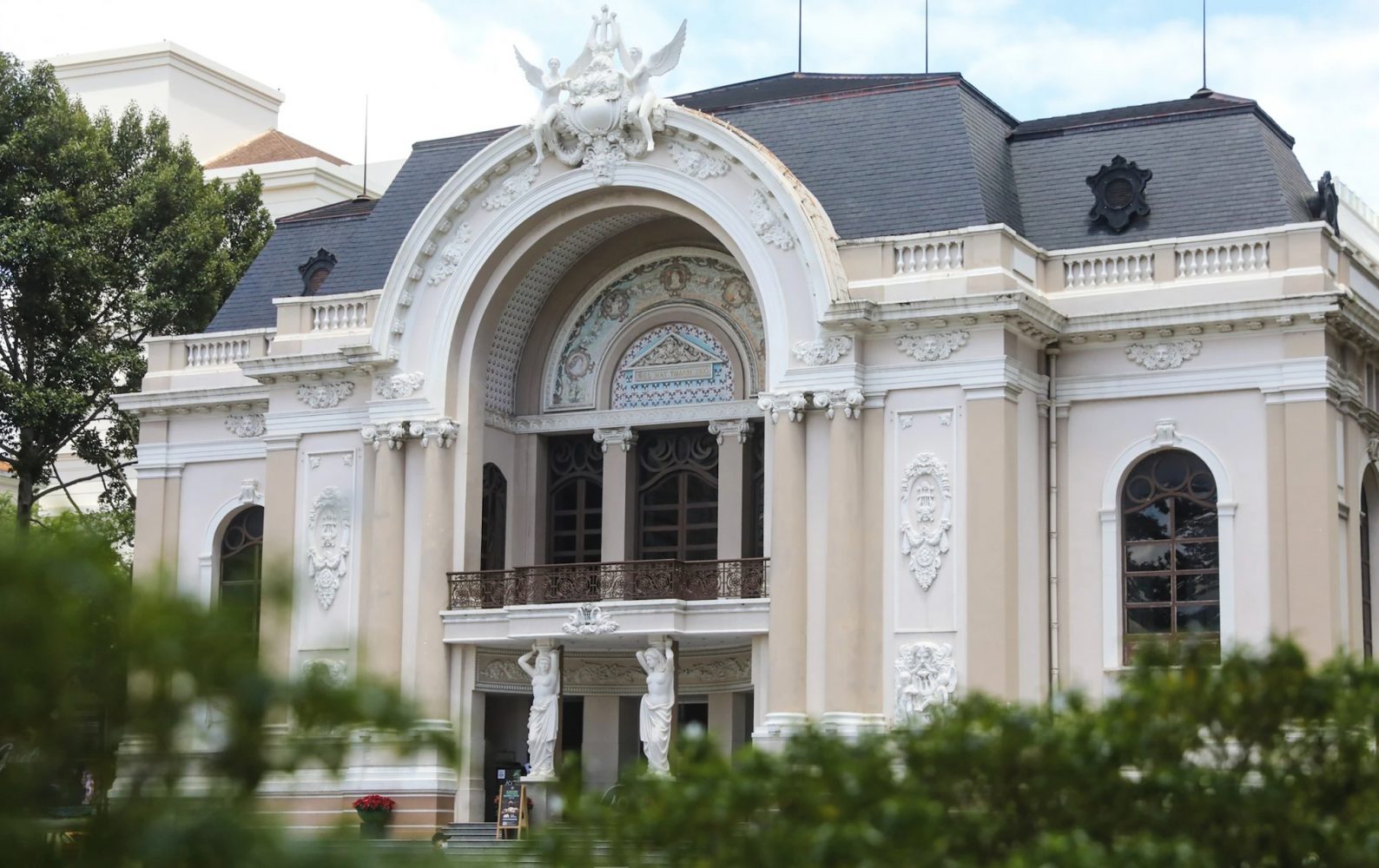 Địa điểm du lịch Sài Gòn: Nhà hát Thành phố