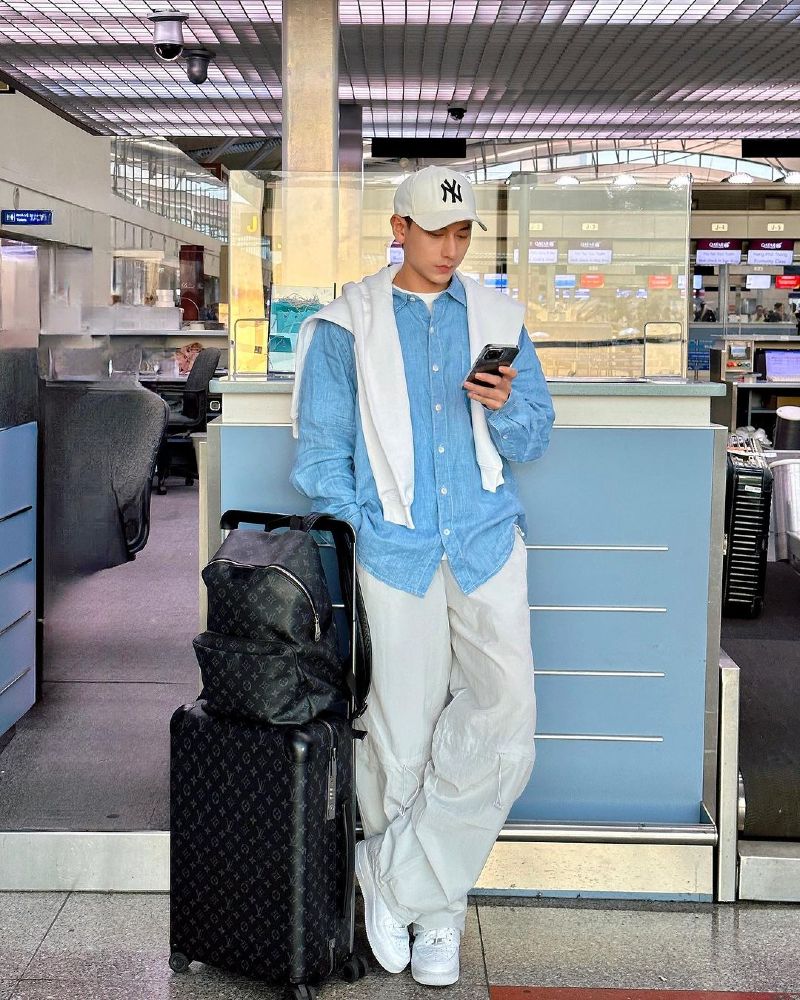 Du lịch Phú Quốc mặc áo sơ mi và quần jean