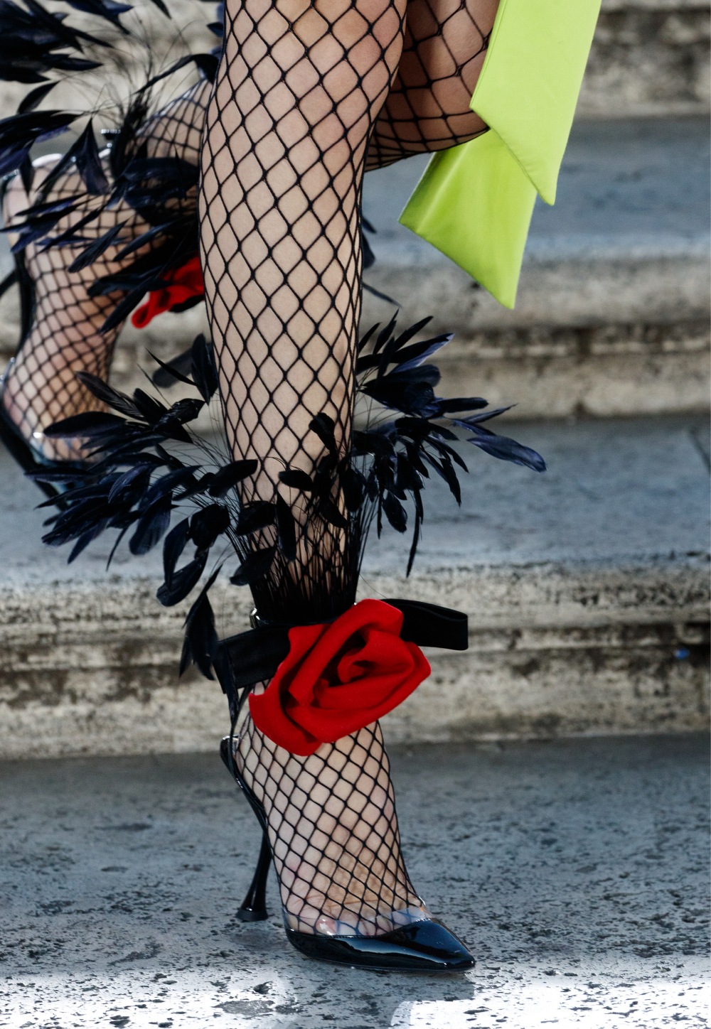 Valentino Fall Couture 2022 shoe hoa hồng trong thời trang