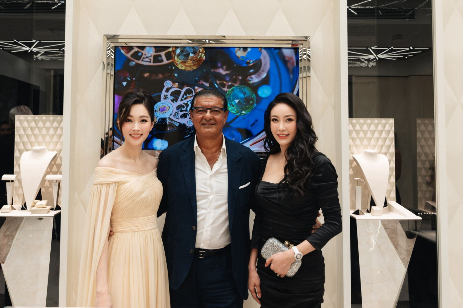 Từ trái sang: Hoa hậu Đặng Thu Thảo, ông Jacob Arabo, Hoa hậu Hà Kiều Anh.