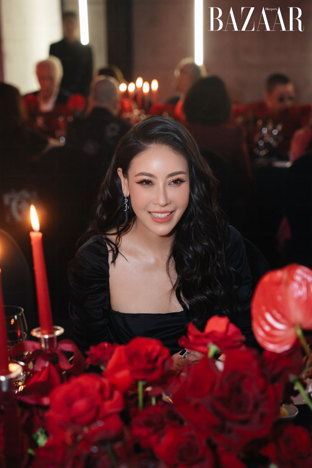 Hoa hậu Hà Kiều Anh gây choáng khi diện đôi khuyên tai màu lục bảo trị giá khoảng 6 triệu USD (khoảng 144 tỉ đồng)