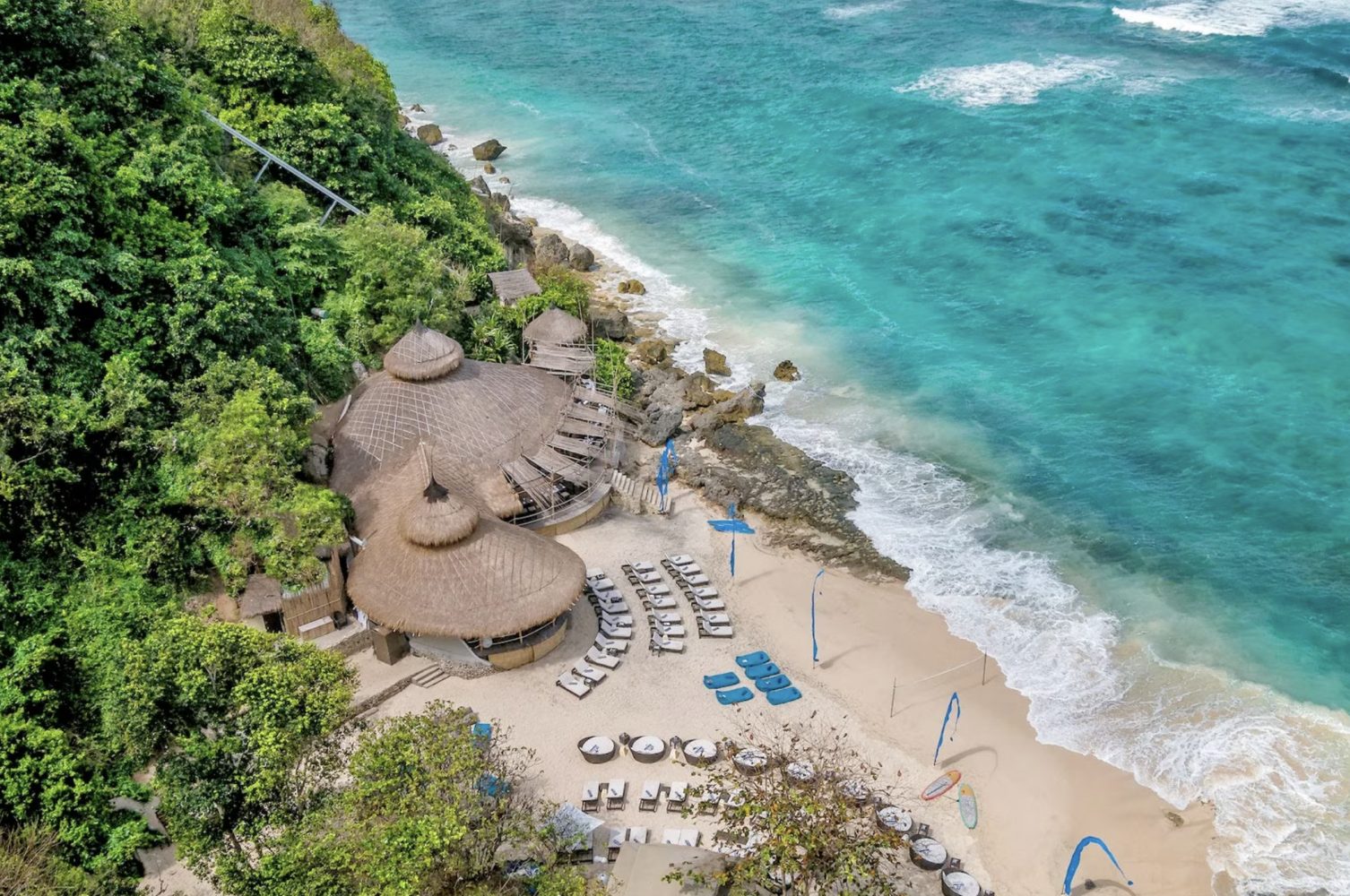 Dạo và tắm biển tại bãi biển Karma