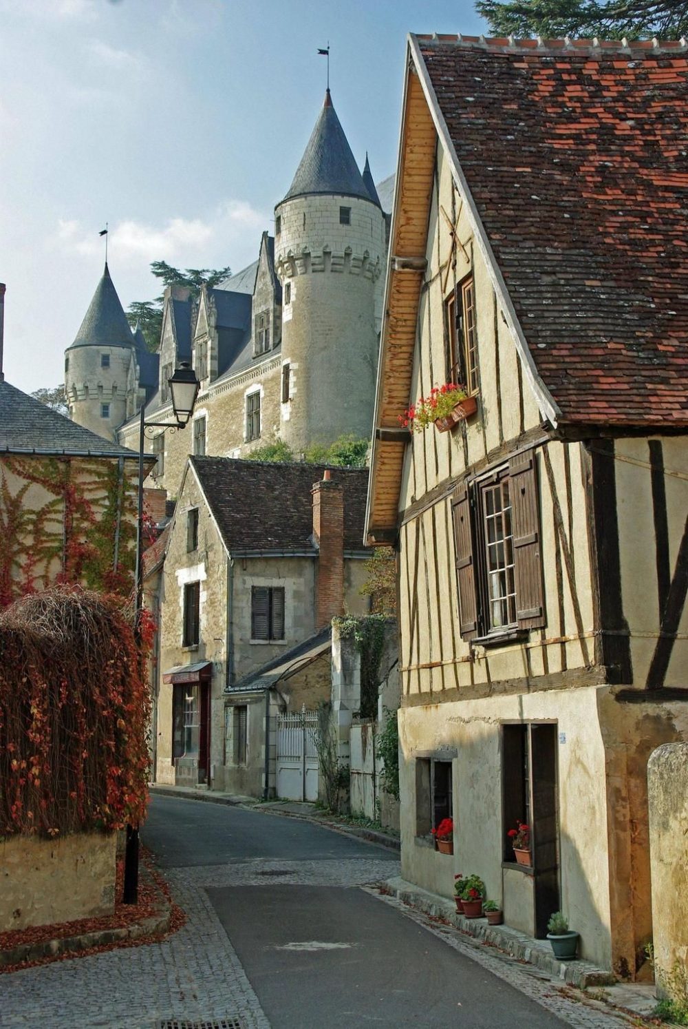 Du lịch Pháp khám phá làng Montrésor chi tiết từ A đến Z