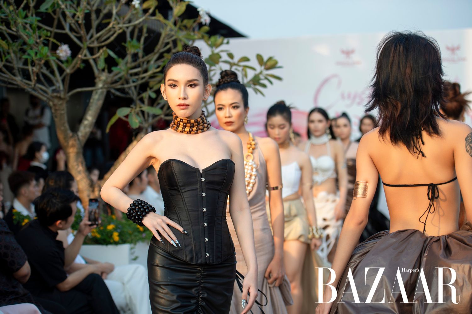Fashion Show Be A Shining Crystal Star 2024 quy tụ bộ ba NTK trẻ tài năng.