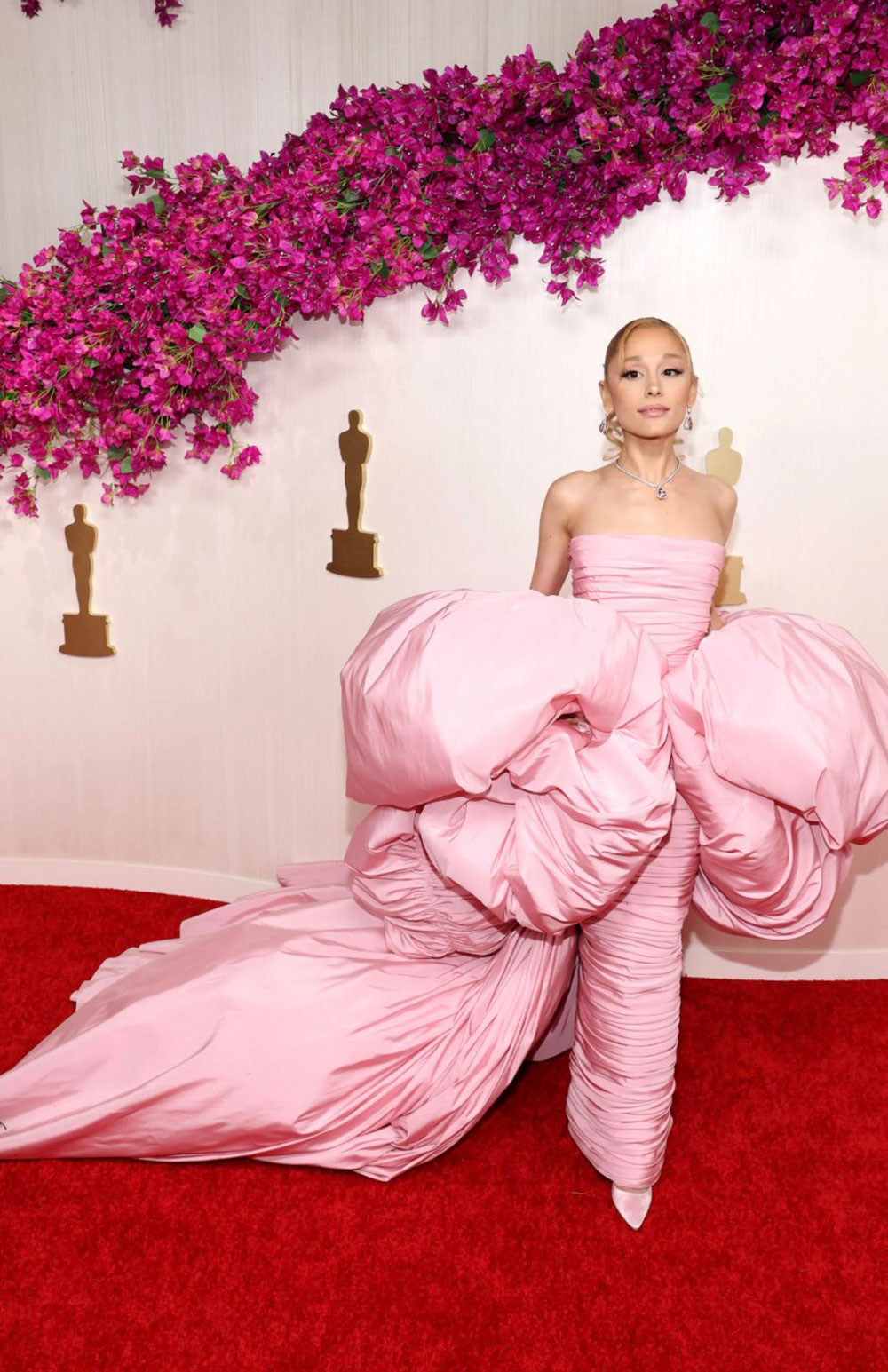 trang phục thảm đỏ Oscar 2024