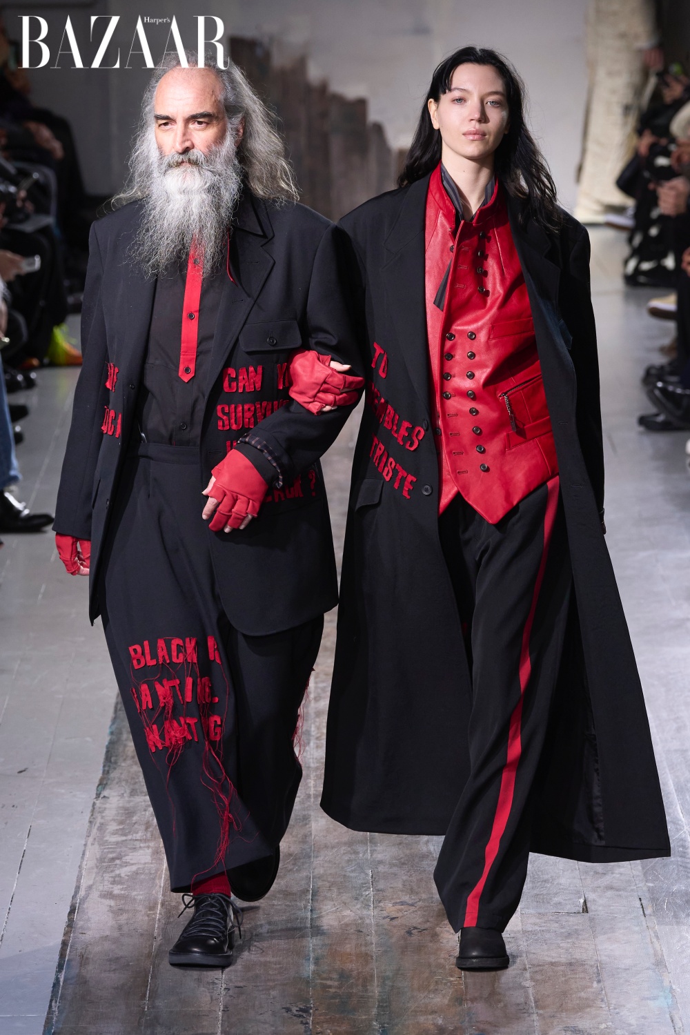 Bộ sưu tập Yohji Yamamoto với người mẫu thuộc nhiều sắc tộc, độ tuổi, hình thái. Ảnh: Imaxtree