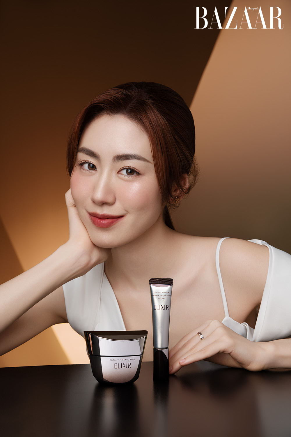 Mai Vân Trang trong buổi chụp hình ra mắt ELIXIR Total V-Firming Cream