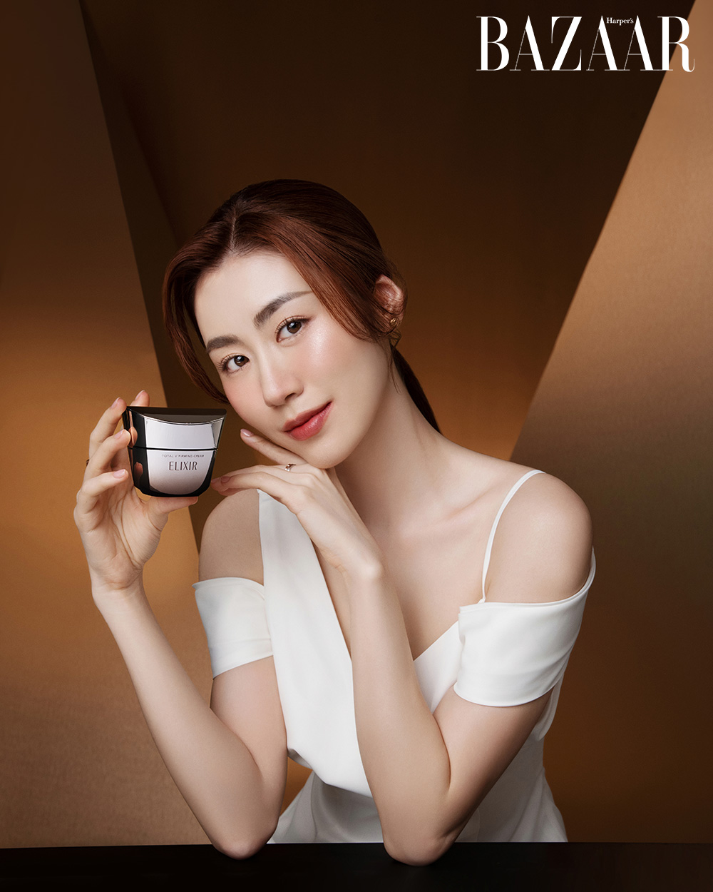 Kem dưỡng chống lão hóa ELIXIR Total V Firming Cream là trợ thủ đắc lựa của Mai Vân Trang