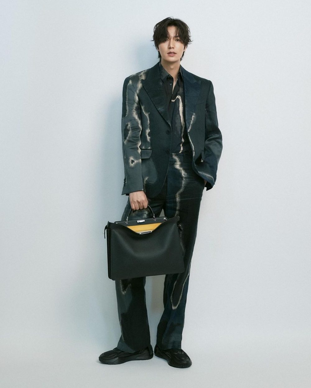 Cách phối đồ với blazer đen nam của Lee Min Ho