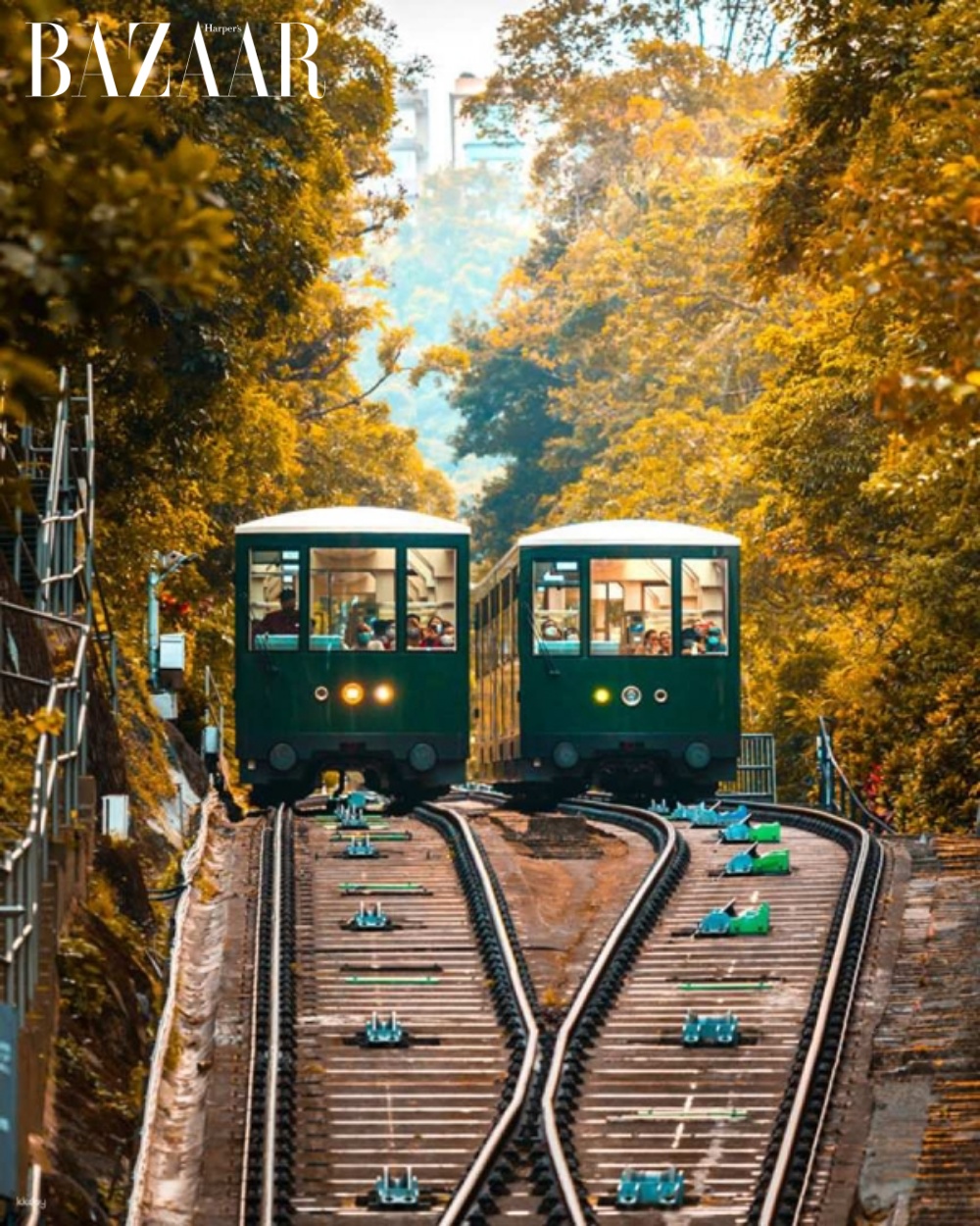 Tuyến xe điện The Peak Tram ra đời từ năm 1888, hệ thống cáp treo hai chiều, gọi là funicular railway