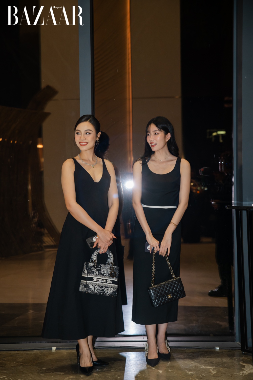 Á hậu Thủy Tiên (trái) chọn đầm Lespoir và túi Lady Dior. Á hậu Phương Anh (phải) kết hợp đầm midi cùng túi Chanel. 
