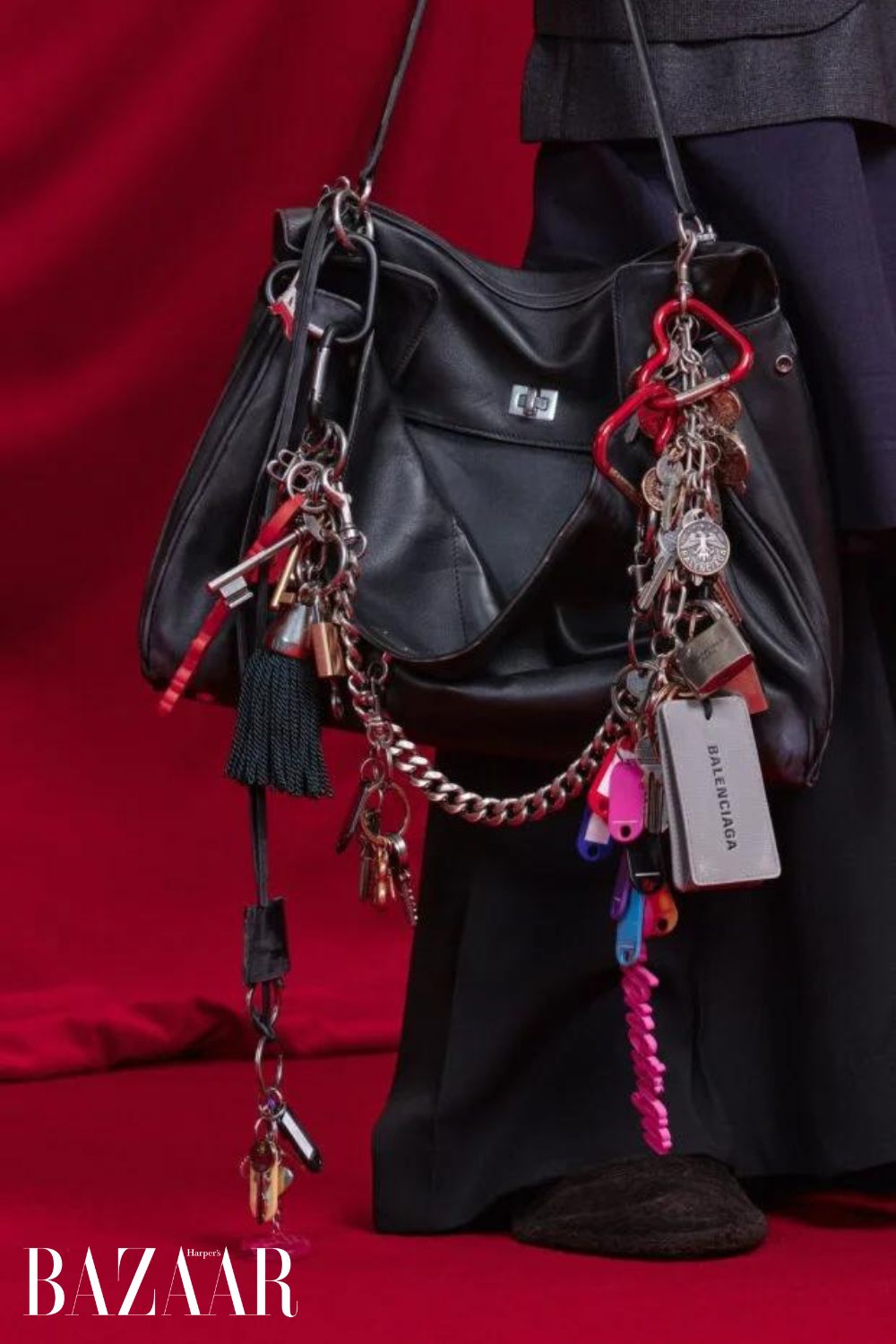 Gắn charm cho túi xách như quý cô nước Pháp Jane Birkin | Harper's Bazaar  Việt Nam