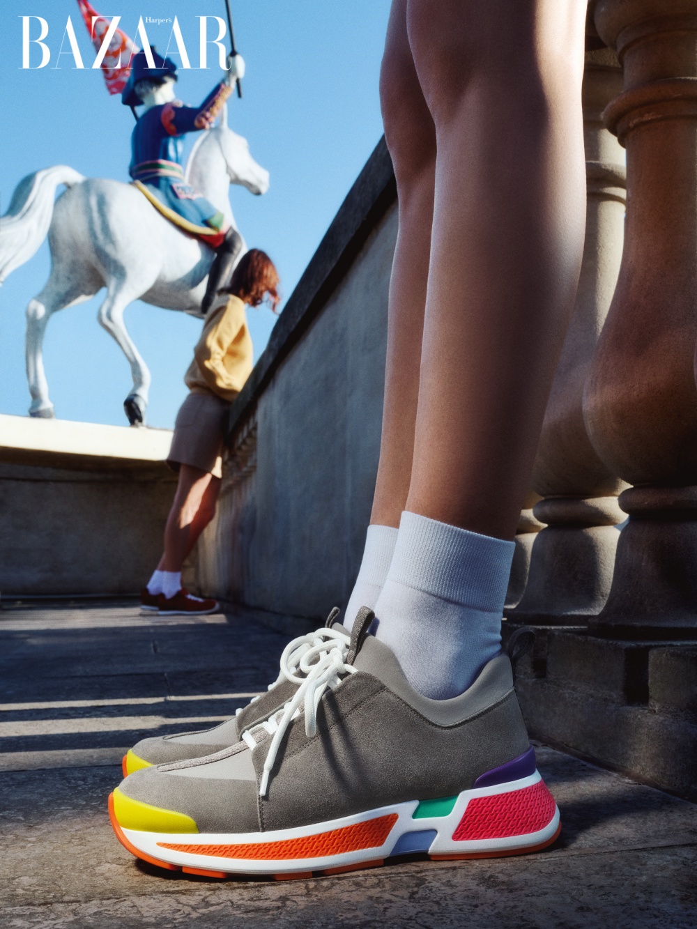 Giày sneakers Hermès Thu Đông 2024, chế tác từ vải jersey kỹ thuật, da bê lộn. 