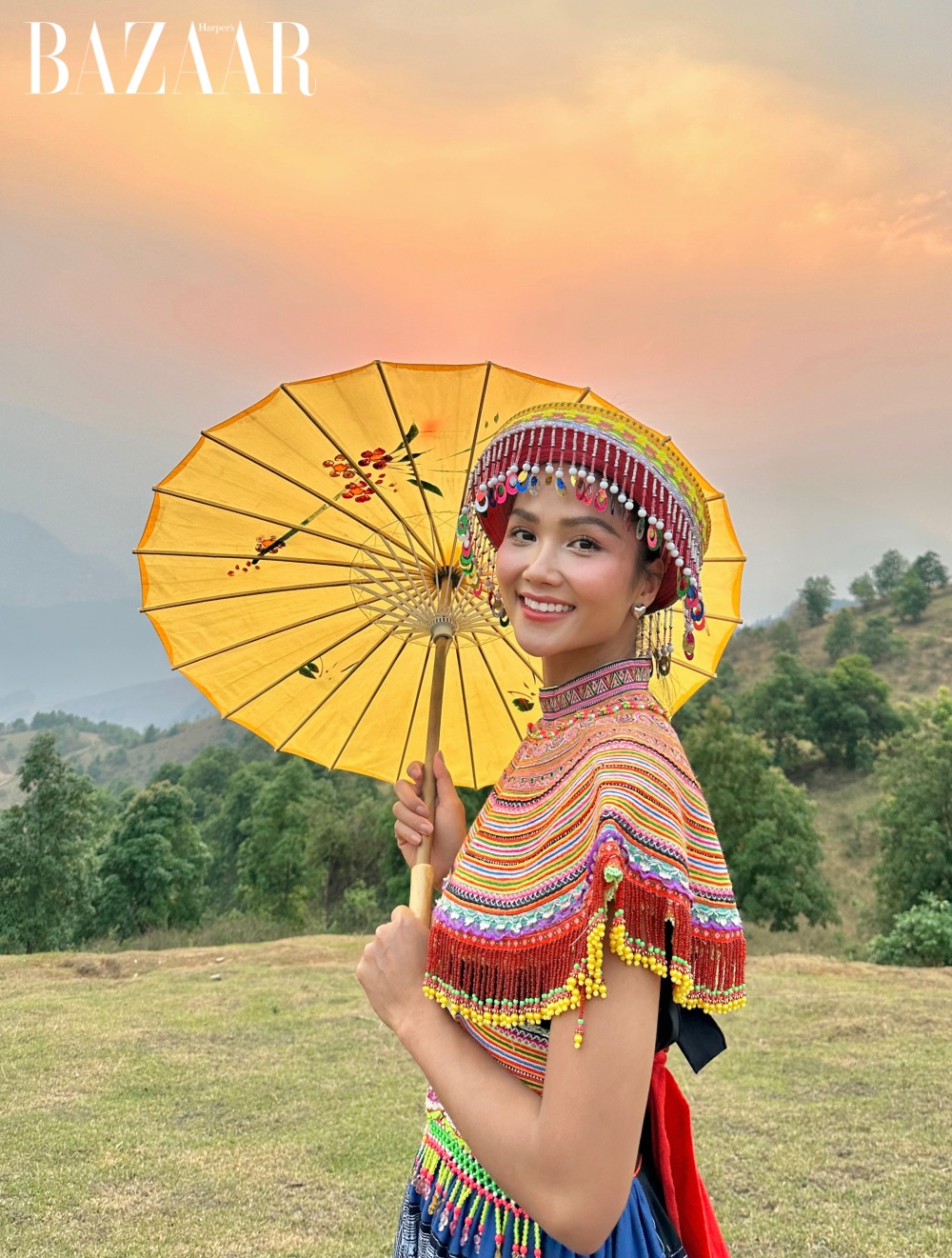 H'Hen Niê diện trang phục của người H'Mông khi đến thăm Điện Biên. 