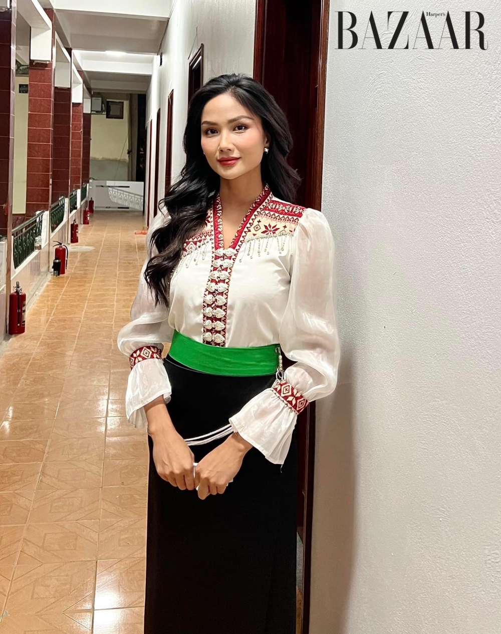Hoa hậu Hoàn vũ Việt Nam 2018 trong trang phục truyền thống của người Thái. 