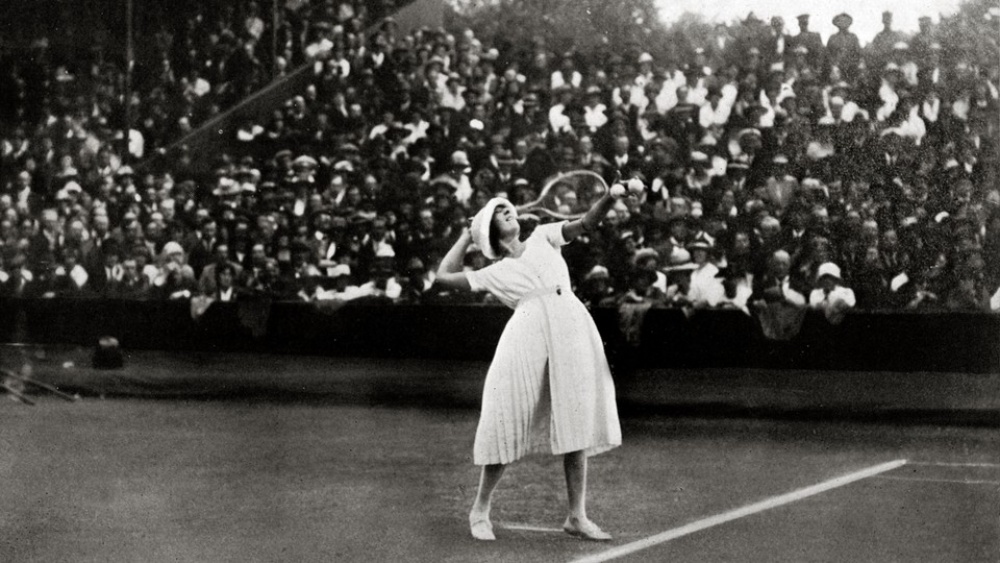 Huyền thoại Lengle lần đầu tiên diện váy tại Wimbledon, đã làm nên một cú shock thời trang lúc ấy. Ảnh: Getty Images 