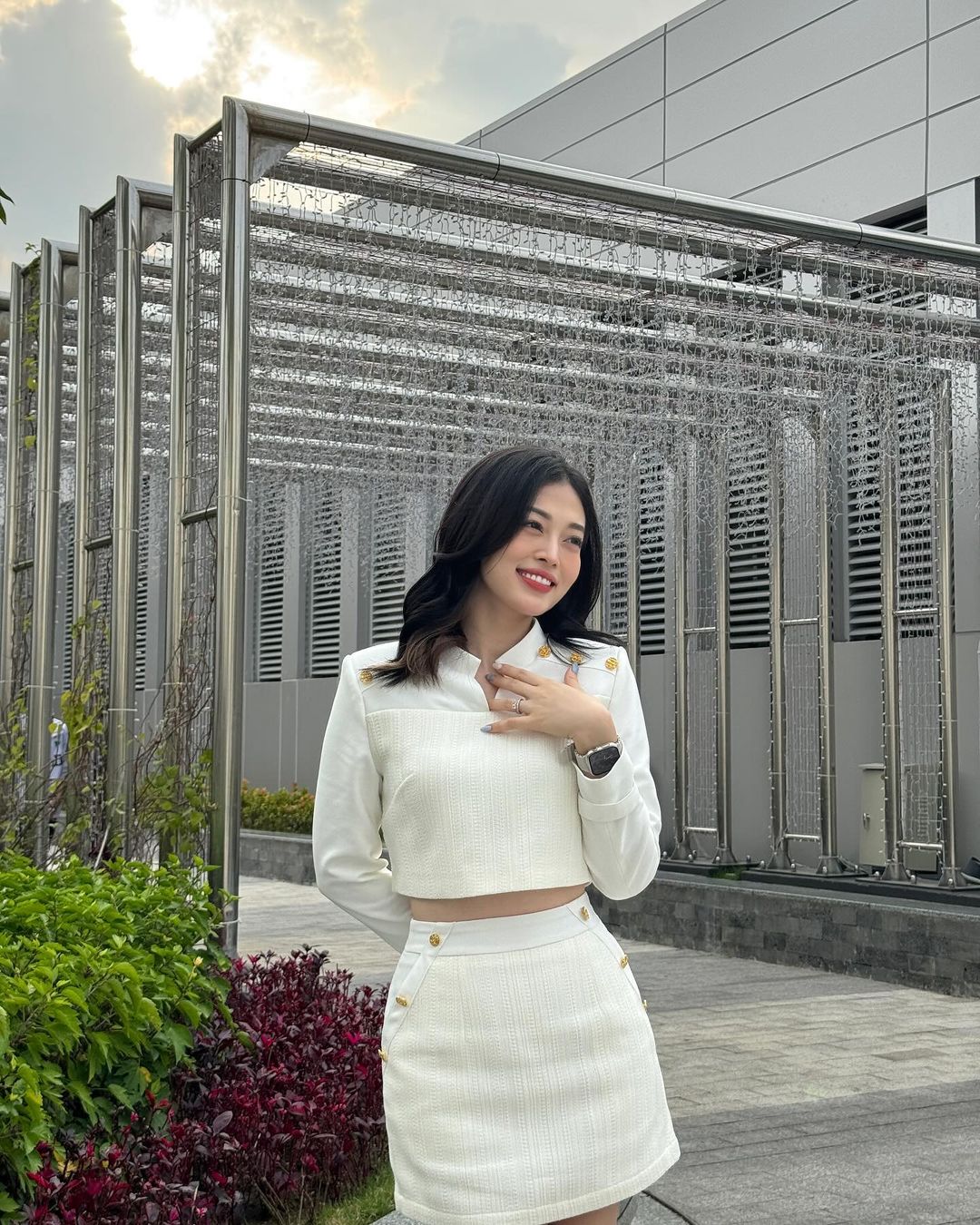 Outfit dự đám cưới trẻ trung