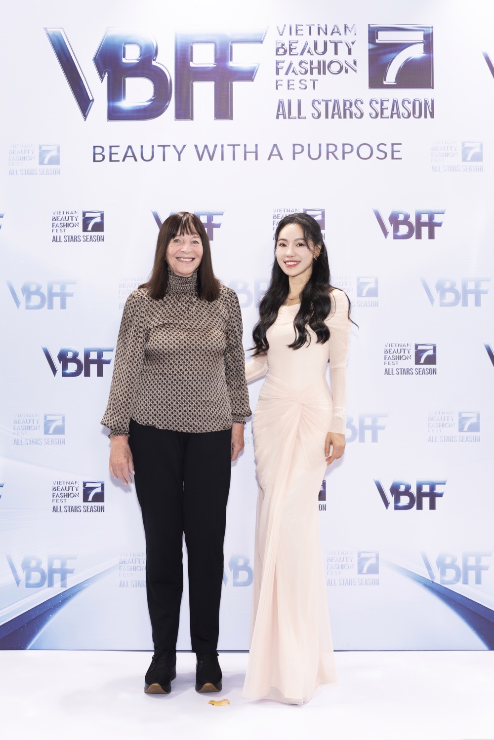 JULIA MORLEY - PHAM KIM DUNG (2)-vietnam-beauty-fashion-fest