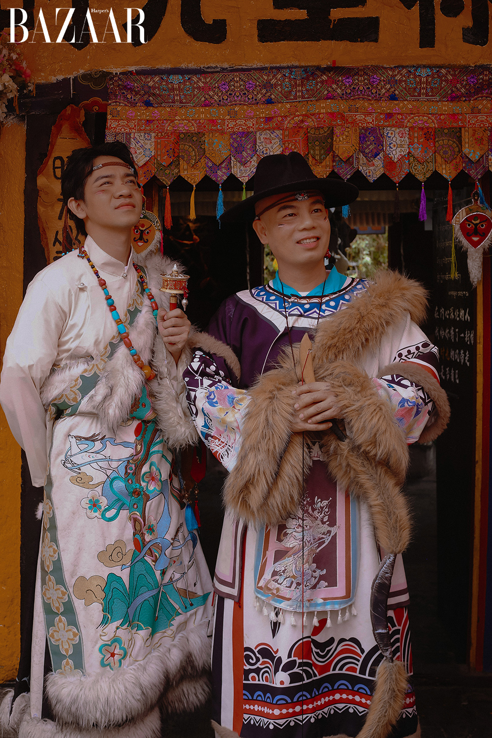 Bộ đôi VUNGOC&SON ăn vận như người bản xứ khi đến Tây Tạng du lịch