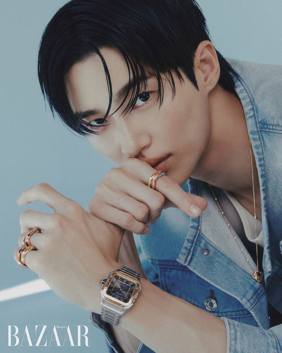 Byeon Woo Seok trên tạp chí Harper's Bazaar Hàn Quốc, trong các mẫu trang sức Cartier Trinity và đồng hồ Santos de Cartier